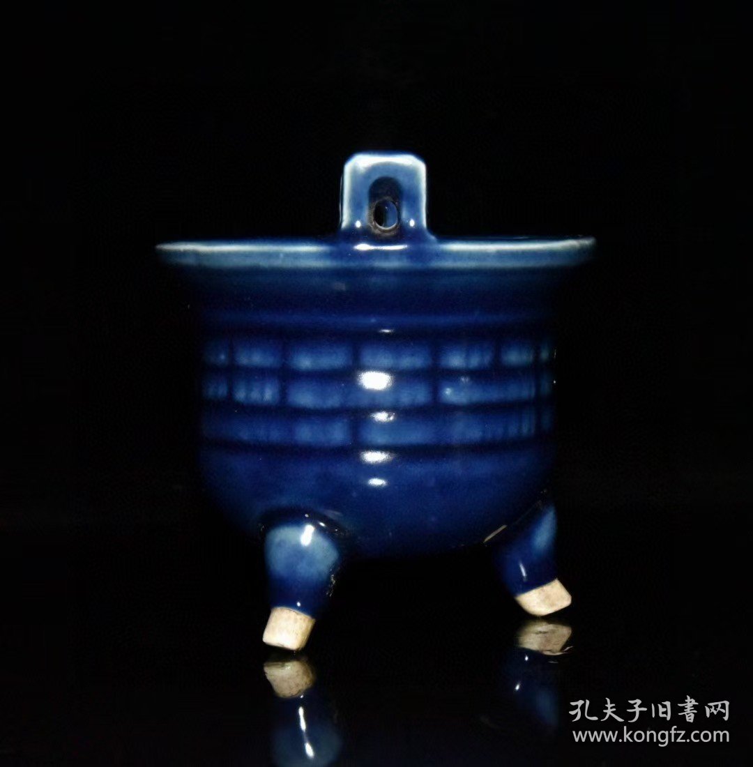 元代霁蓝雕刻香炉