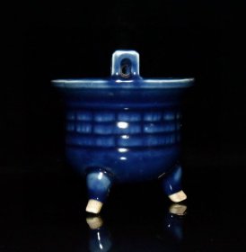 元代霁蓝雕刻香炉