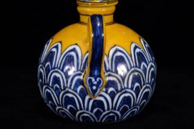 明宣德年黄釉青花莲瓣纹壶