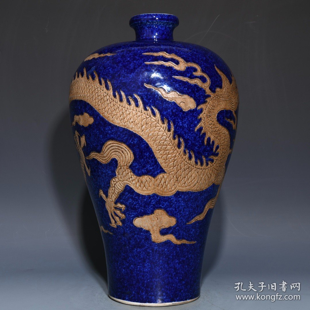 明宣德雪花蓝描银龙纹梅瓶