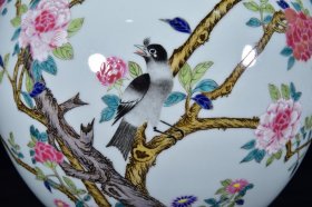 清乾隆年青花加彩花鸟纹天球瓶