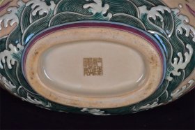 大清乾隆年制粉彩浮雕龙纹双耳抱月瓶