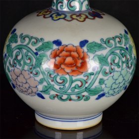 大清雍正年制斗彩缠枝花卉纹长颈瓶