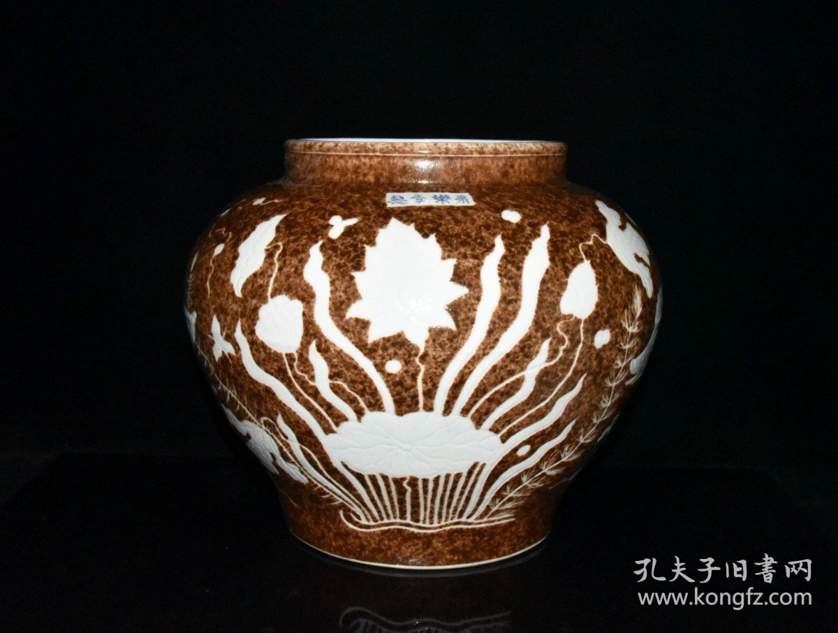 明代永乐黄釉留白雕刻鱼草纹罐一对