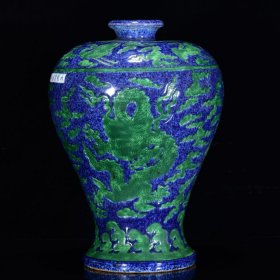 明宣德年雪花兰绿彩龙纹梅瓶