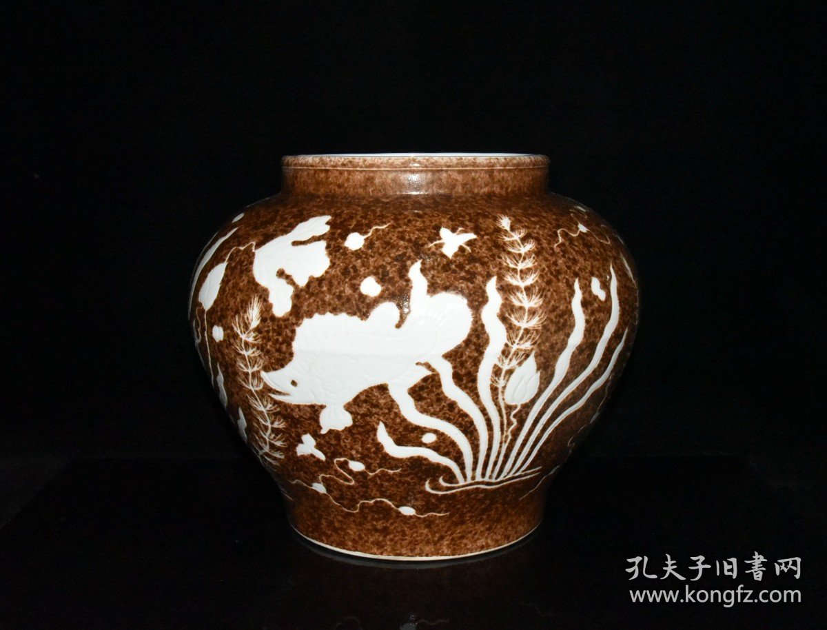 明代永乐黄釉留白雕刻鱼草纹罐一对