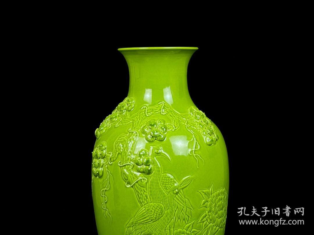 清乾隆苹果绿浮雕捏花花鸟纹赏瓶