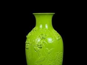清乾隆苹果绿浮雕捏花花鸟纹赏瓶