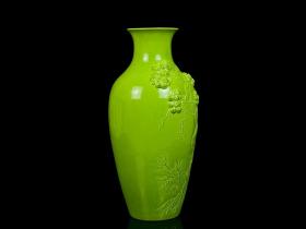 清乾隆苹果绿浮雕捏花花鸟纹赏瓶