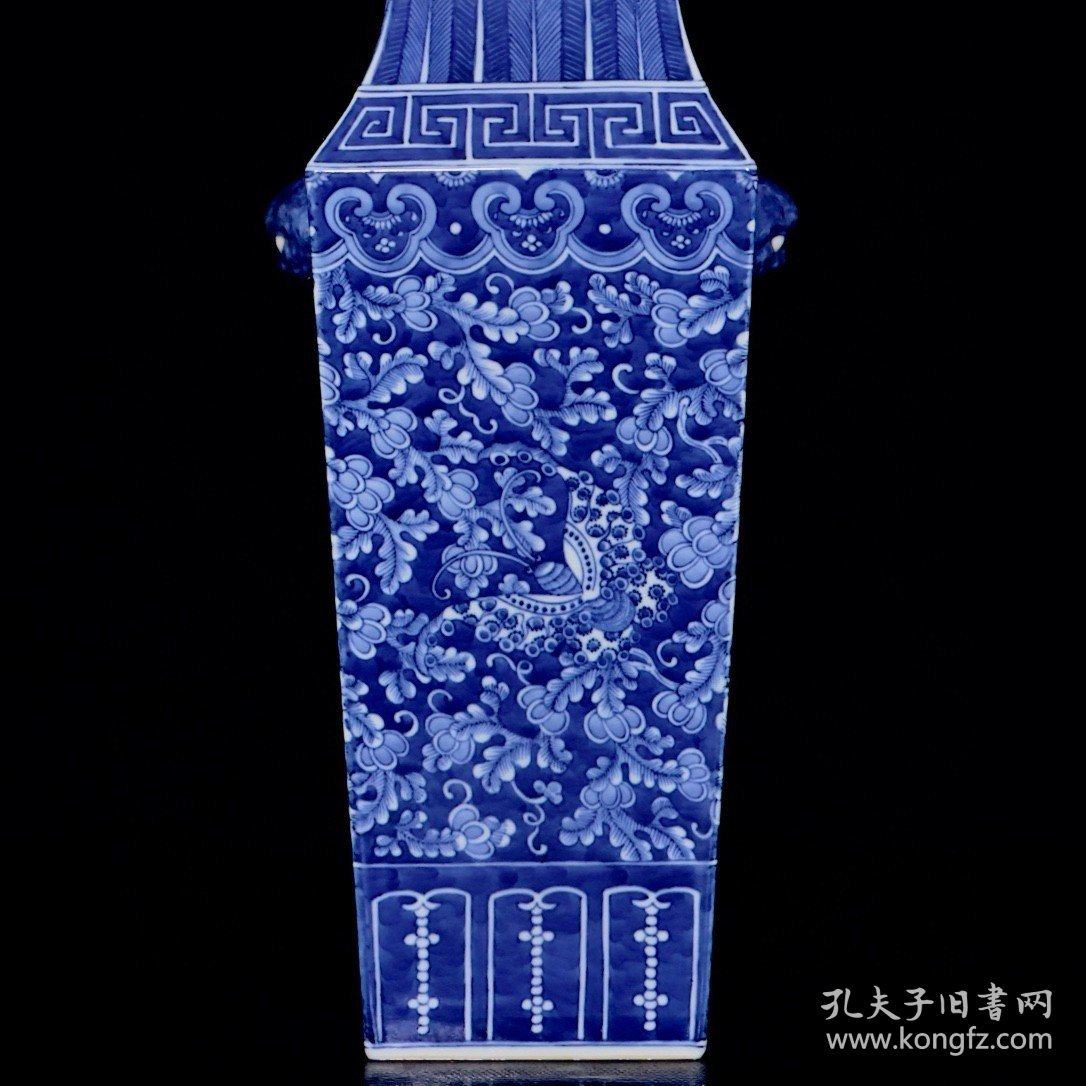 清乾隆青花蓝底白花蝴蝶纹赏瓶