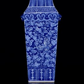 清乾隆青花蓝底白花蝴蝶纹赏瓶