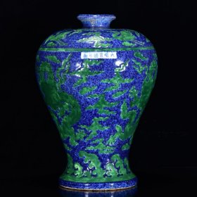 明宣德年雪花兰绿彩龙纹梅瓶