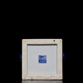 清乾隆青花蓝底白花蝴蝶纹赏瓶