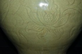 宋代龙泉釉开片暗刻花卉纹罐