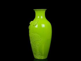 清乾隆苹果绿浮雕捏花花鸟纹赏瓶