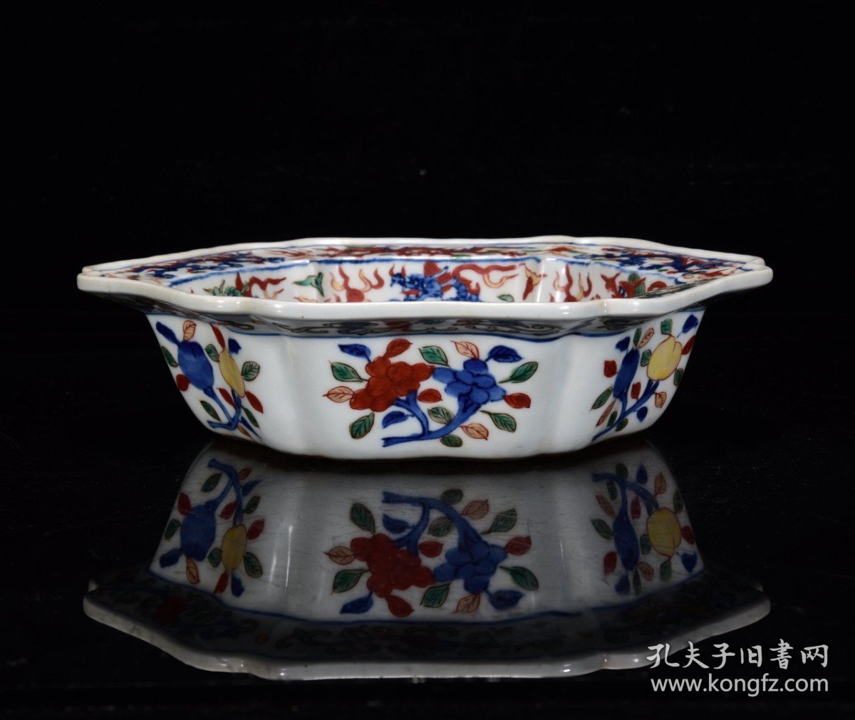 点击查看原图 明万历年五彩龙纹六方盆