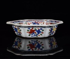 明万历年五彩龙纹六方盆