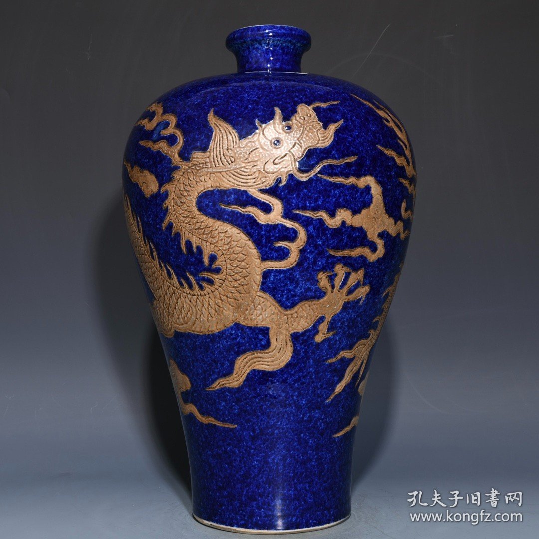 明宣德雪花蓝描银龙纹梅瓶