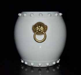 清代白瓷描金点珠兽头罐