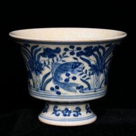 明成化青花鱼藻纹高脚杯