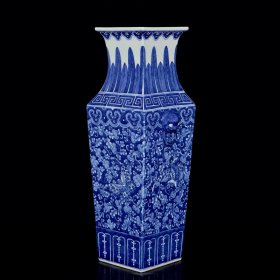 清乾隆青花蓝底白花蝴蝶纹赏瓶