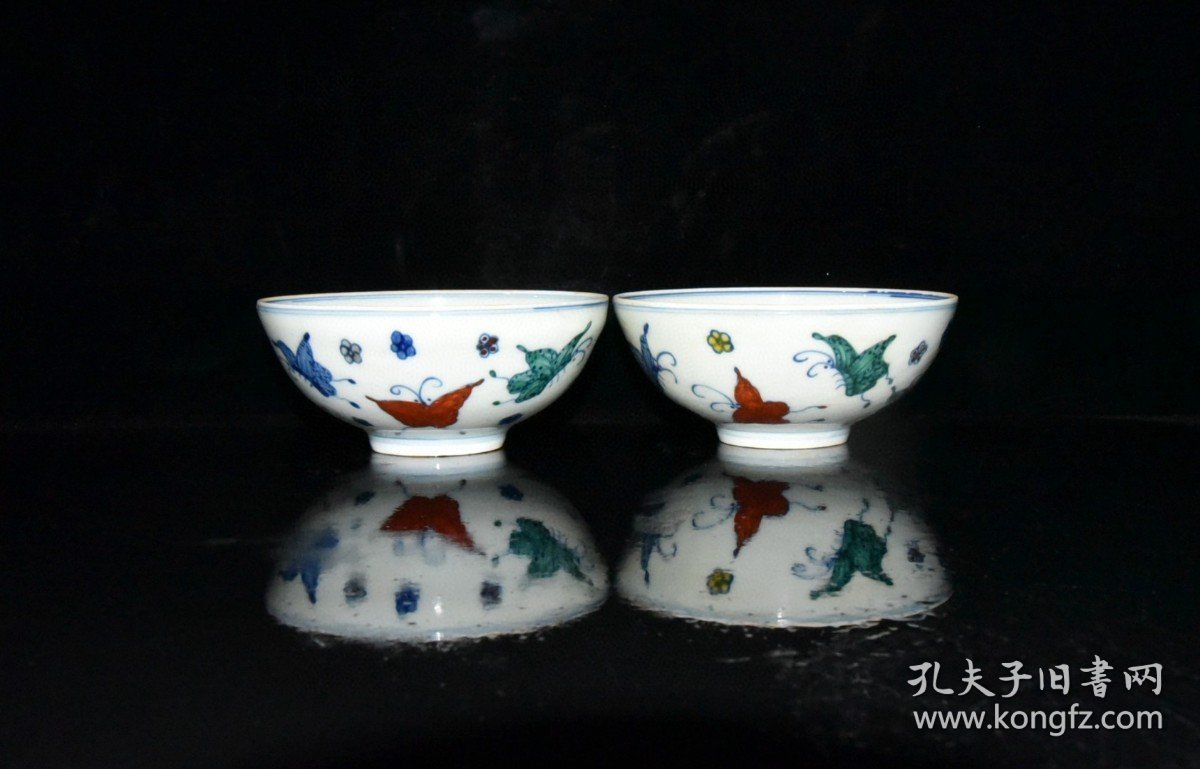 明代成化斗彩蝴蝶花卉纹薄胎小碗一对