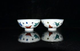 明代成化斗彩蝴蝶花卉纹薄胎小碗一对
