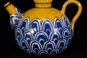 明宣德年黄釉青花莲瓣纹壶