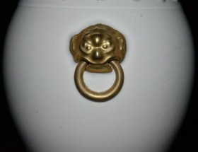 清代白瓷描金点珠兽头罐