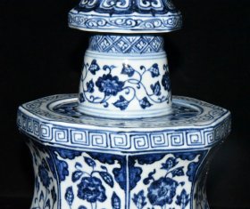 明代宣德青花花卉纹蜡烛台一对