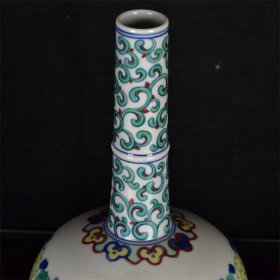 大清雍正年制斗彩缠枝花卉纹长颈瓶