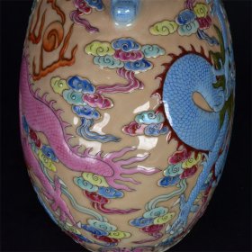 大清乾隆年制粉彩浮雕龙纹双耳抱月瓶