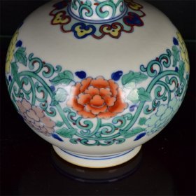 大清雍正年制斗彩缠枝花卉纹长颈瓶