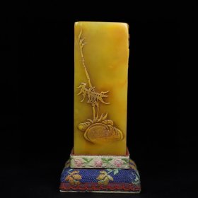 珍藏寿山石【松下聚贤】人物薄意印章，印章长4.2厘米宽4.2厘米高10.8厘米，净重475克
