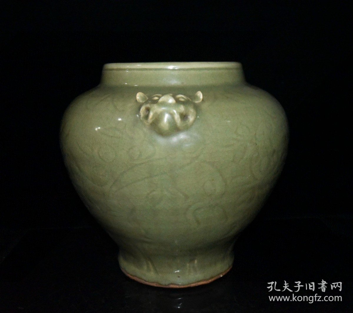 宋代龙泉釉开片暗刻花卉纹罐