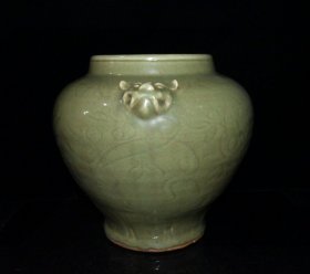 宋代龙泉釉开片暗刻花卉纹罐