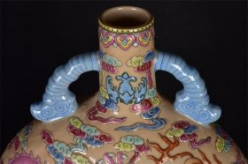 大清乾隆年制粉彩浮雕龙纹双耳抱月瓶