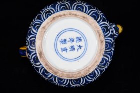 明宣德年黄釉青花莲瓣纹壶