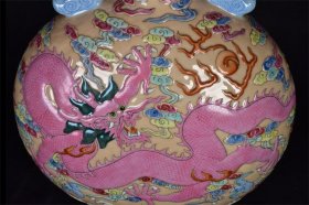 大清乾隆年制粉彩浮雕龙纹双耳抱月瓶
