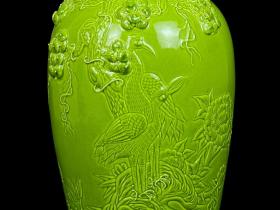 清乾隆苹果绿浮雕捏花花鸟纹赏瓶