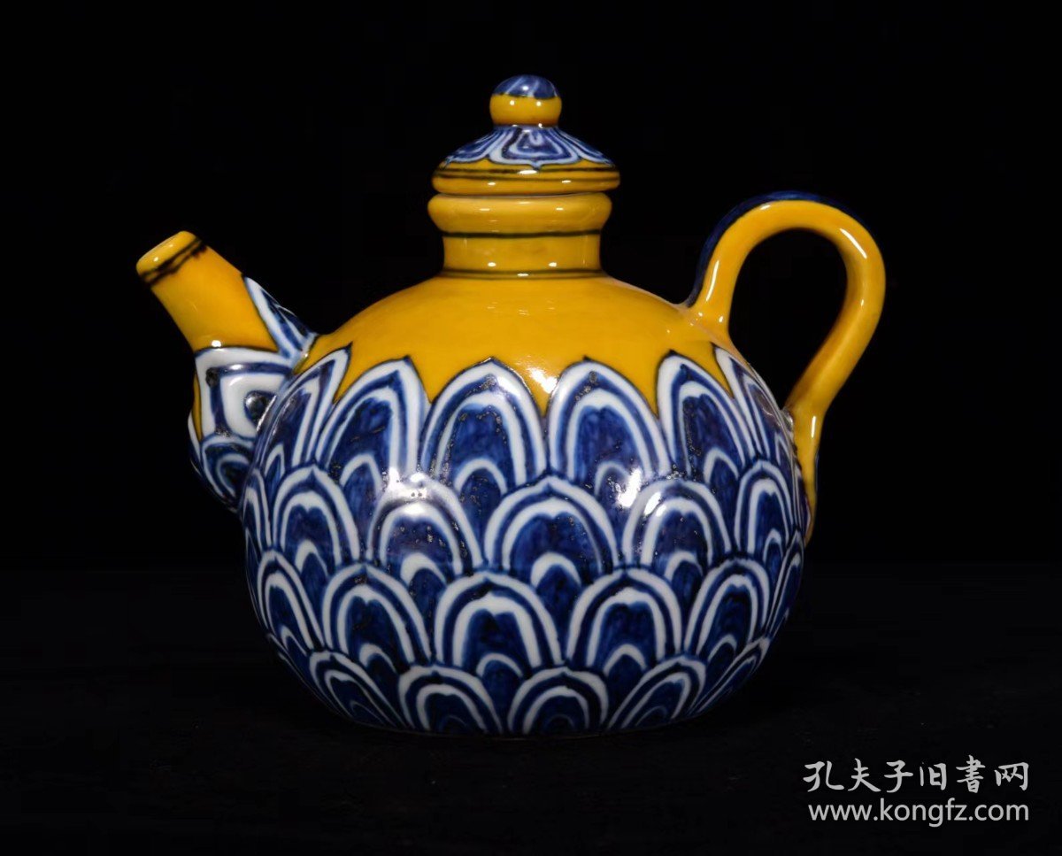 明宣德年黄釉青花莲瓣纹壶