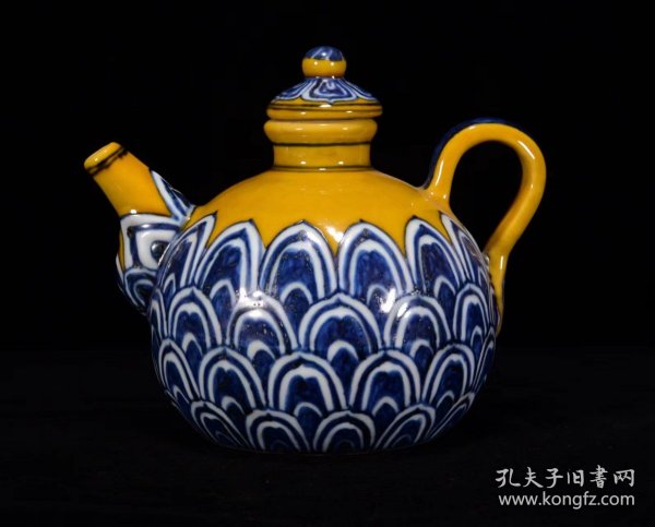 明宣德年黄釉青花莲瓣纹壶