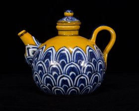 明宣德年黄釉青花莲瓣纹壶