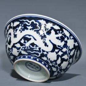 明宣德青花留白穿花龙纹碗