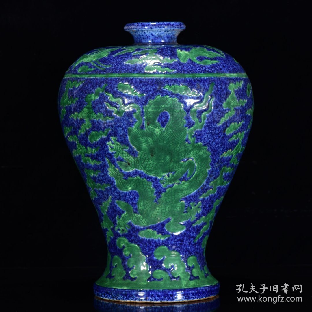 明宣德年雪花兰绿彩龙纹梅瓶