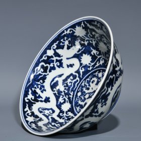 明宣德青花留白穿花龙纹碗