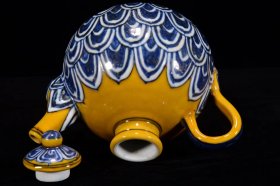 明宣德年黄釉青花莲瓣纹壶