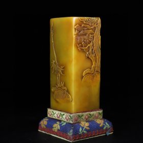珍藏寿山石【松下聚贤】人物薄意印章，印章长4.2厘米宽4.2厘米高10.8厘米，净重475克