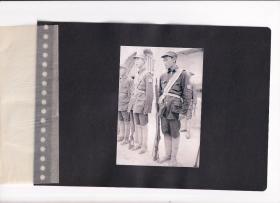 民国时期八路军列队士兵（多人）主题老照片一张。银盐纸基。清晰度很高，翻拍片。尺寸：12.8 X 8.8 cm