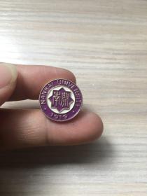 老校徽：南开大学  校徽（南开大学校友总会 制）（8号）【厚重，紫色底，款式少见】
